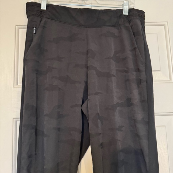 Athleta Textured Black Camo Brooklyn Jogger - Picture 4 of 10